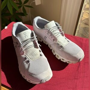 On cloud Women's Cloud 5 Low Top Sneakers size W9